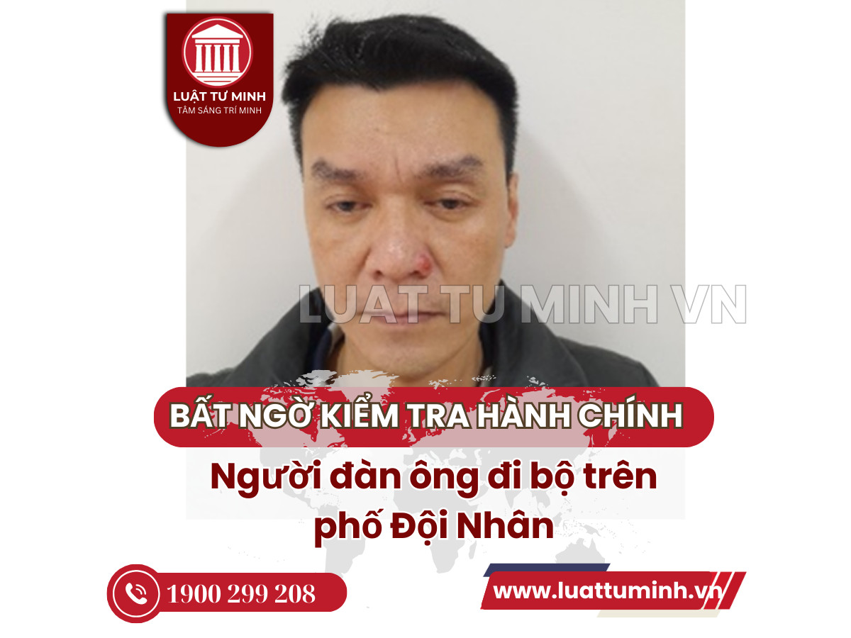 Bất ngờ khi kiểm tra hành chính người đàn ông đi bộ trên phố Đội Nhân